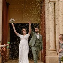 Sortie de l'église des mariés sous une pluie de confettis