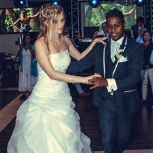 Les mariés dansent, la robe de la mariée virevolte